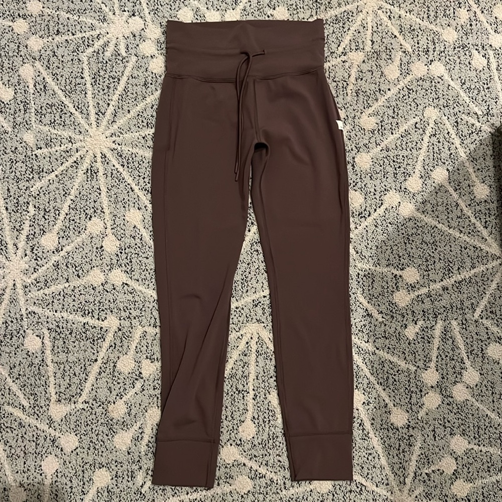Vuori women’s Daily Legging Size Small chocolate color